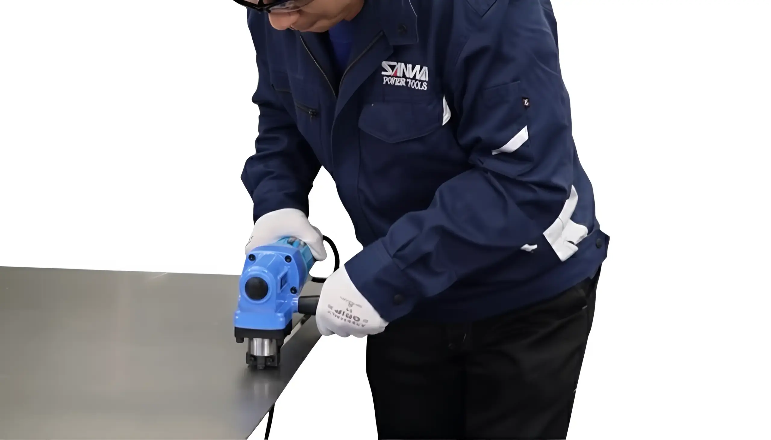 作業者が電動ニブラー(金属用カッター)SN-320で金属板を直線切断している実演シーン。